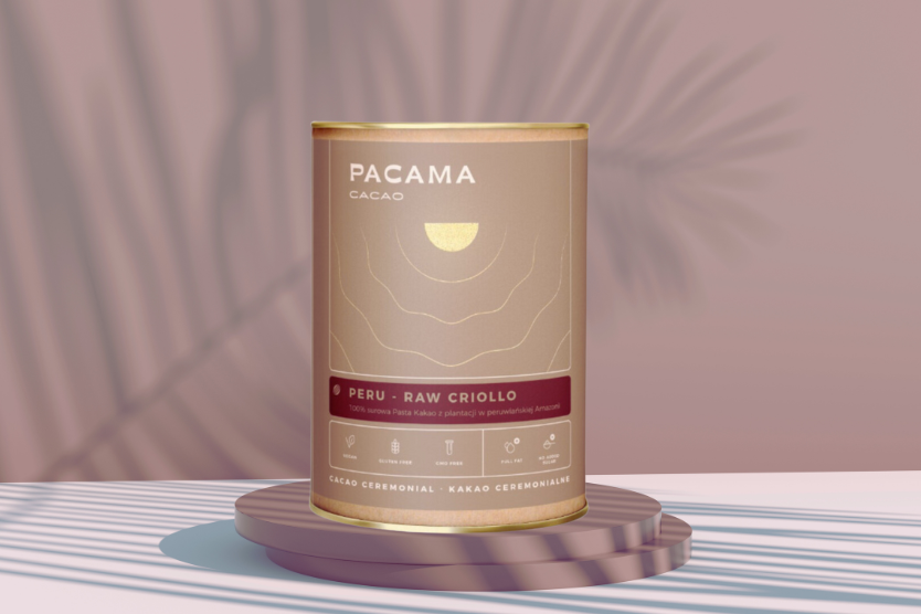 pacama-peru-raw-criollo-opakowanie-na-subtelnym-tle-z-cieniem-palmy