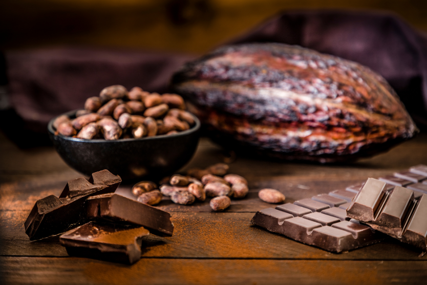 ziarna-kakao-w-misce-strak-kakaowca-i-czekolada-na-drewnianym-tle-naturalne-produkty-z-kakao-tradycy