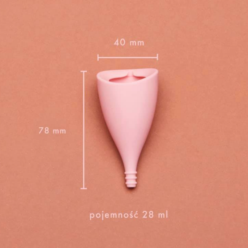 kubeczek-menstruacyjny-lily-cup-intimina-rozowy-na-pomaranczowym-tle-z-podanymi-wymiarami-40-mm-szerokosci-i-78-mm-wysokosci-pojemnosc-28-ml-ekologiczny-produkt-dla-zdrowia-i-komfortu