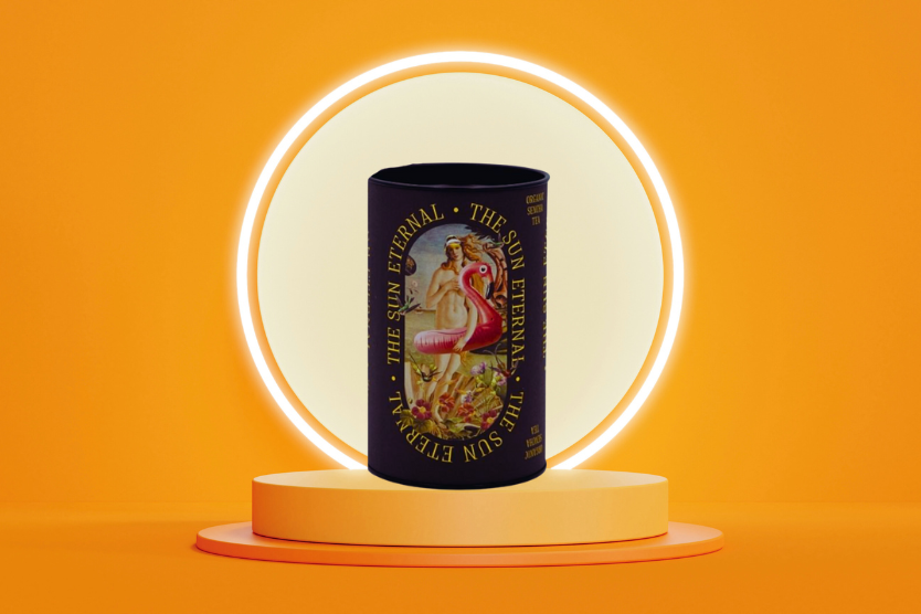 leaf-liturgy-the-sun-eternal-60-g-ekologiczna-zielona-herbata-sencha-japonska-puszka-premium-na-abstrakcyjnym-tle-pomaranczowym-z-efektem-swietlnej-aury-wyjatkowy-design-produkt-luksusowy