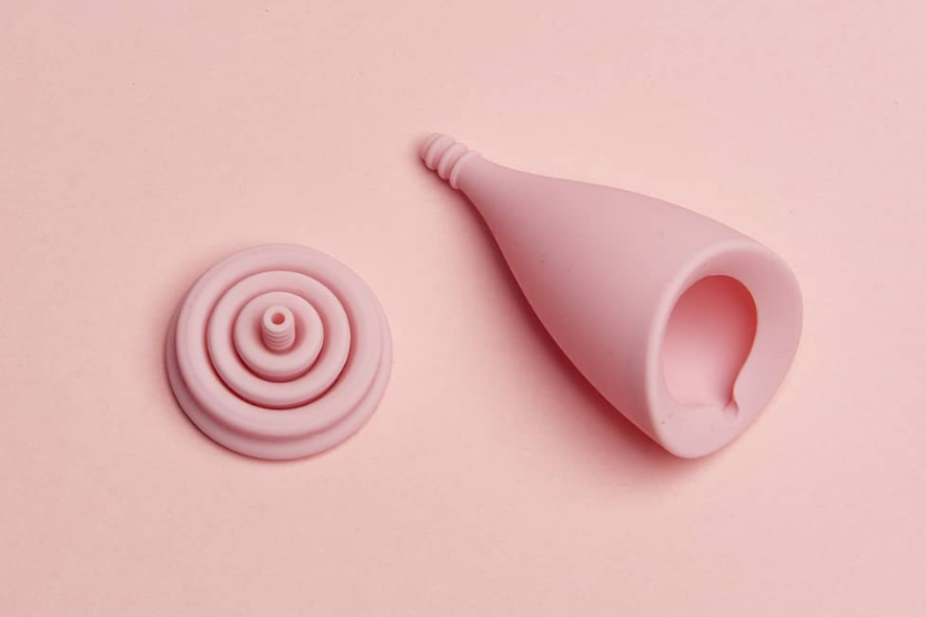 od-lelo-do-intimina-szwedzka-rewolucja-w-kobiecej-higienie-rozowy-kubeczek-menstruacyjny-na-rozowym-pastelowym-tle