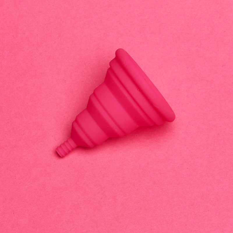 rozowy-kubeczek-menstruacyjny-intimina-lily-cup-compact-b-na-rozowym-tle-wielorazowy-ekologiczny-produkt-dla-kobiet-stylowy-i-praktyczny-design