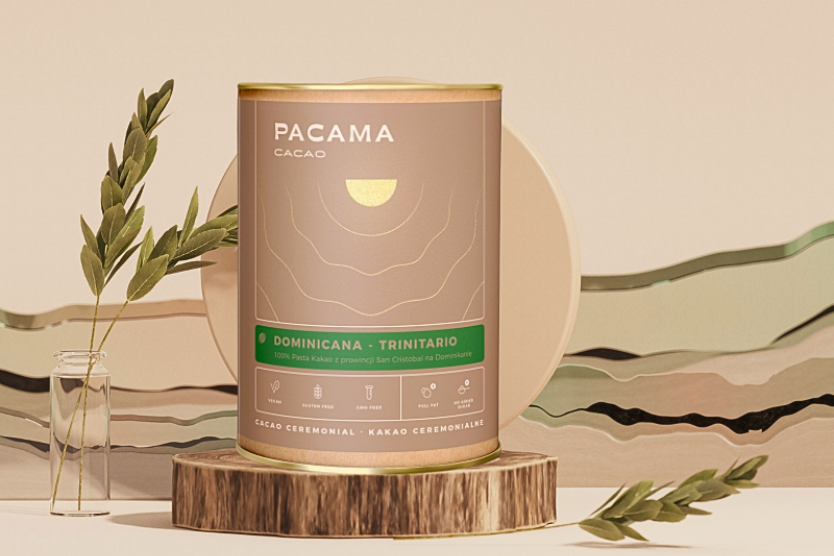 prawdziwe-kakao-pacama-dominicana-trinitario-200-g-puszka-zlotymi-elementami-naturalne-pelnotluste-kakao-ceremonialne-z-dominikany-obok-galazki-lisci