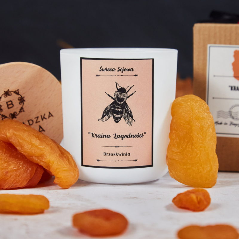 bieszczadzka-sadyba-kraina-lagodnosci-naturalna-swieca-sojowa-brzoskwinia-180-g-recznie-robiona-ekologiczna-relaksacyjna-dekoracyjna-na-prezent-handmade-szklane-opakowanie