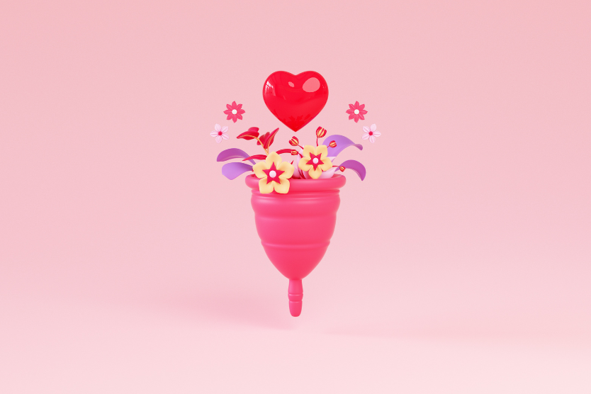 rozowy-kubeczek-menstruacyjny-z-kwiatami-i-sercem-symbol-zdrowej-i-naturalnej-miesiaczki-ekologiczna-higiena-intymna-wielorazowa-alternatywa-dla-tamponow
