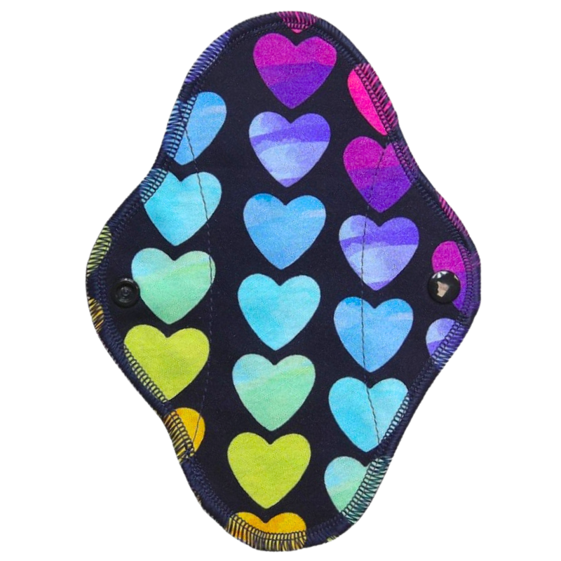 wild-nature-wielorazowa-wkladka-higieniczna-bawelna-kolorowe-serduszka-ekologiczna-alternatywa-dla-jednorazowych-wkladek-przyjazna-dla-skory-ochrona-i-komfort-wielokrotnego-uzytku