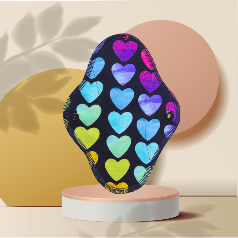 wild-nature-wielorazowa-wkladka-higieniczna-bawelna-kolorowe-serduszka-ekologiczna-alternatywa-dla-jednorazowych-wkladek-przyjazna-dla-skory-ochrona-i-komfort-wielokrotnego-uzytku