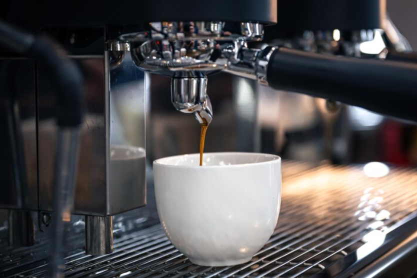 Parzenie kawy w ekspresie kolbowym do białej filiżanki