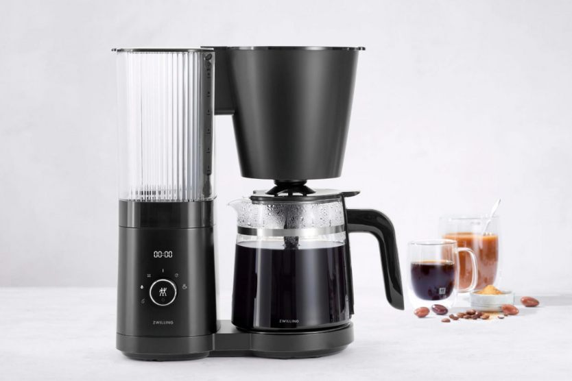 Ekspres przelewowy Zwilling z filiżankami świeżo parzonej kawy
