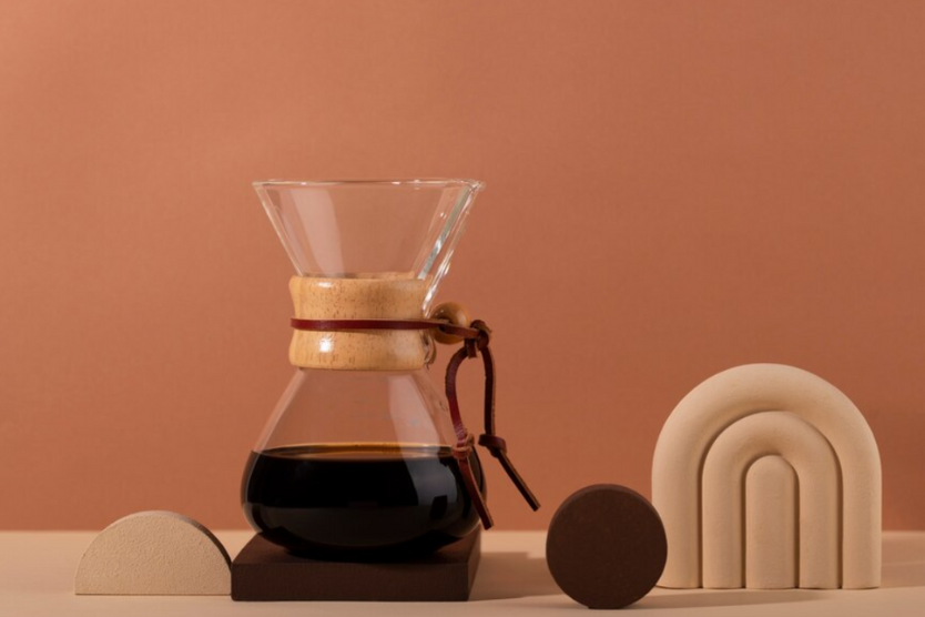 Kawa w Chemexie na tle minimalistycznej aranżacji