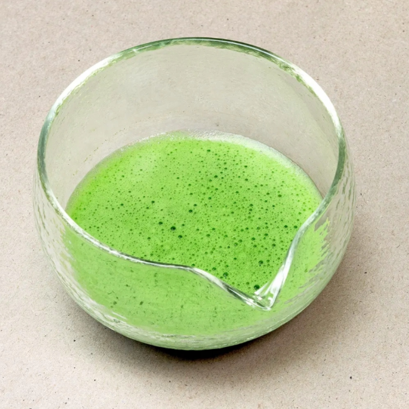 Szklany matchawan z zieloną herbatą matcha – misa do parzenia