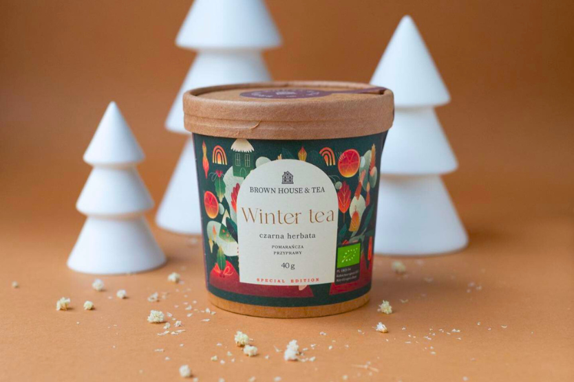 Kraftowe opakowanie czarnej herbaty Winter Tea z przyprawami i pomarańczą od Brown House & Tea