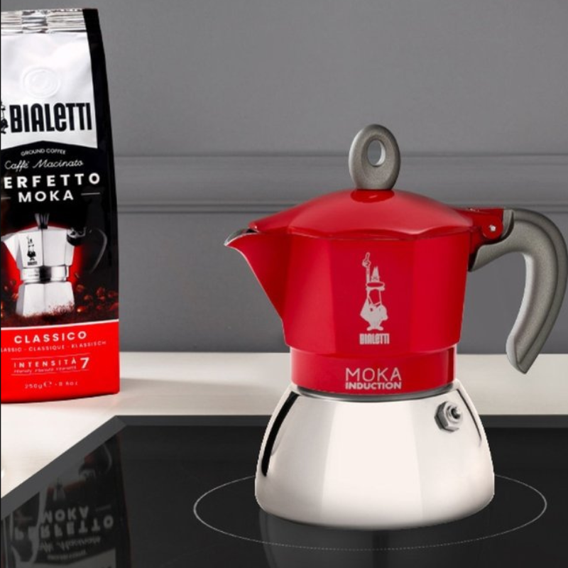 kawiarka Bialetti New Moka Induction 6 tz na płycie indukcyjnej z kawą Perfetto