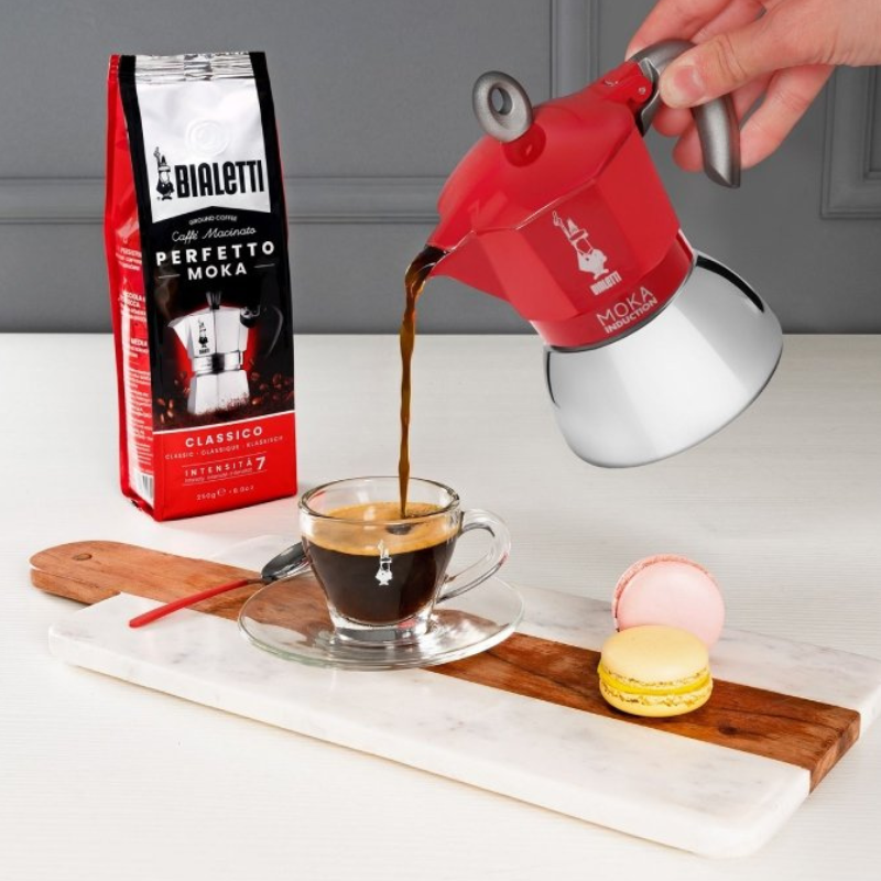 parzenie espresso w kawiarce Bialetti New Moka Induction 6 tz z kawą Perfetto