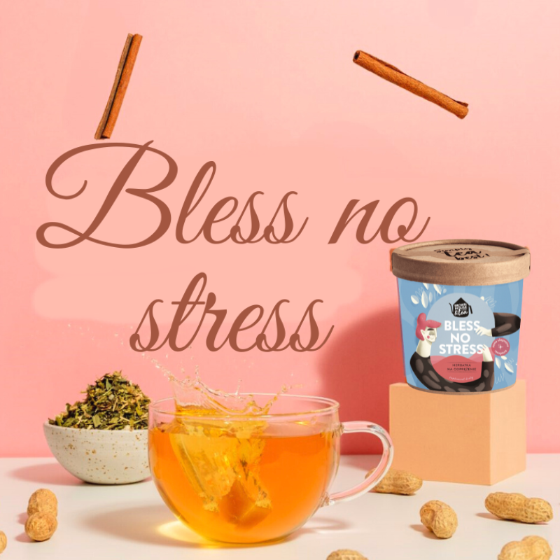 herbatka bless no stress brown house tea w szklance i opakowaniu na różowym tle z napisem