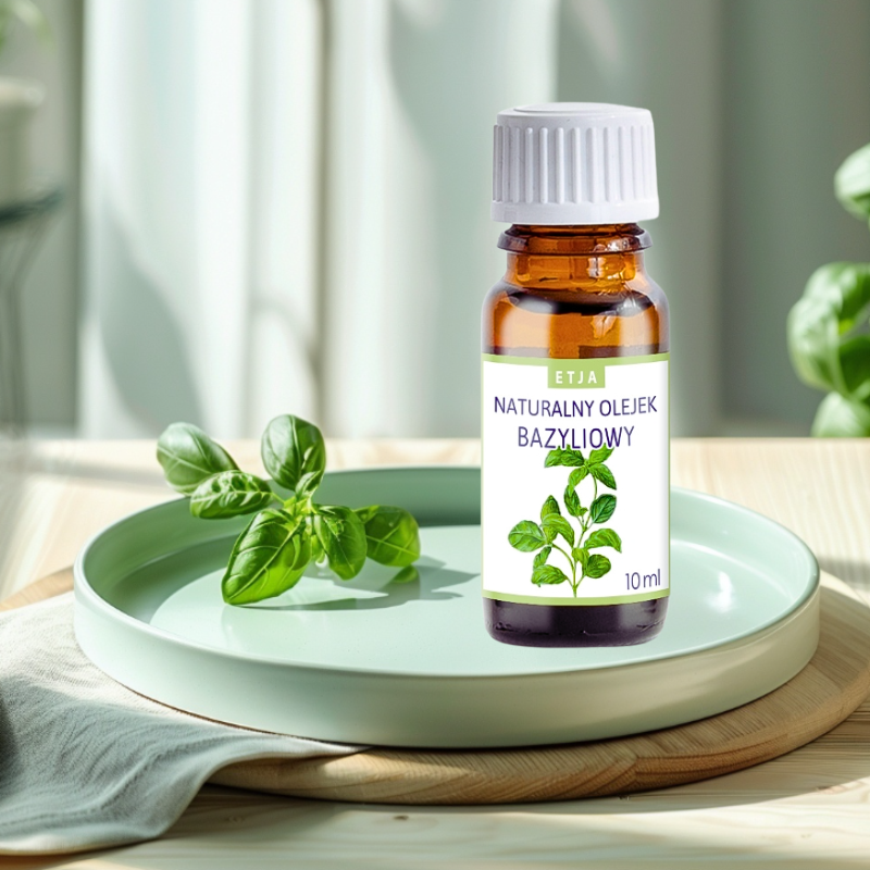 naturalny olejek eteryczny bazyliowy Etja 10 ml na tacy z liściem bazylii